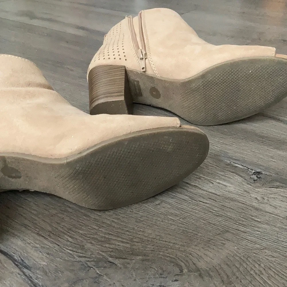 Old Navy Tan Peep Toe Zipper Close Block Heel Booties Size 9 Great Shape - Picture 8 of 8